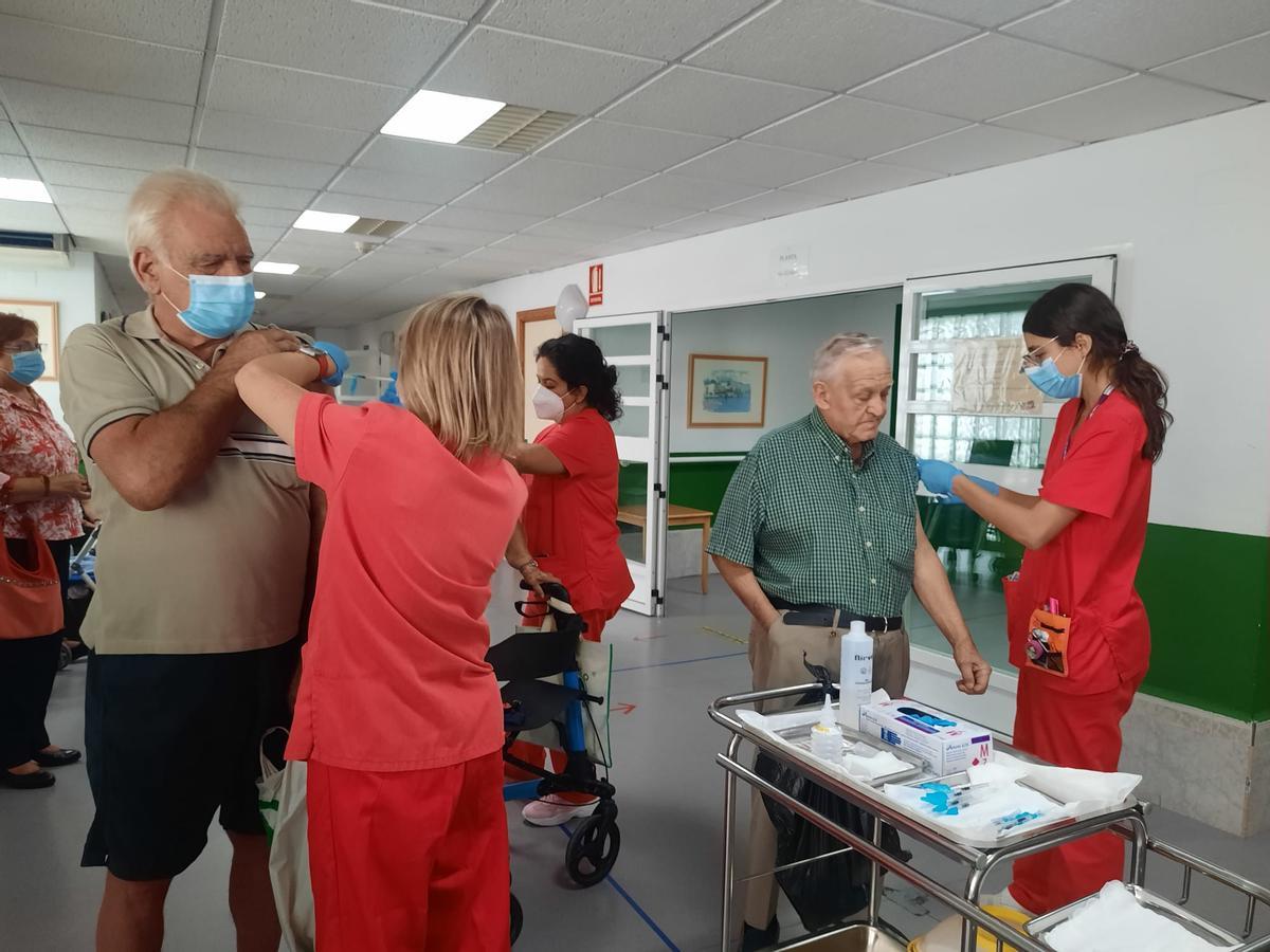 Un momento de la vacunación contra el covid en la residencia La Florida de Alicante