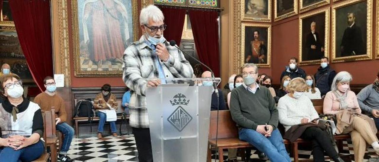 El presidente de la FEGIB, Carlos Cortés, en su intervención en el pleno de ayer. | J. C.