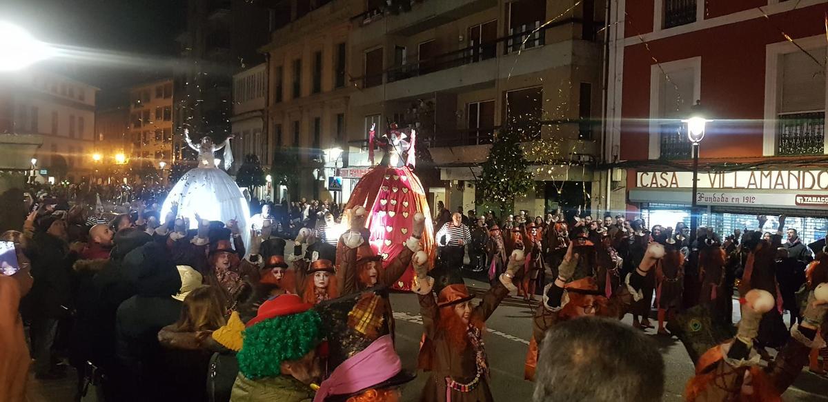 Un momento del desfile, con las calles llenas de público.