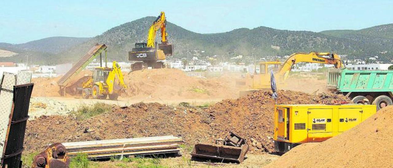 Varias máquinas trabajan, en una imagen de archivo, en la retirada de la tierra de la finca 56 de Platja d’en Bossa. | VICENT MARÍ