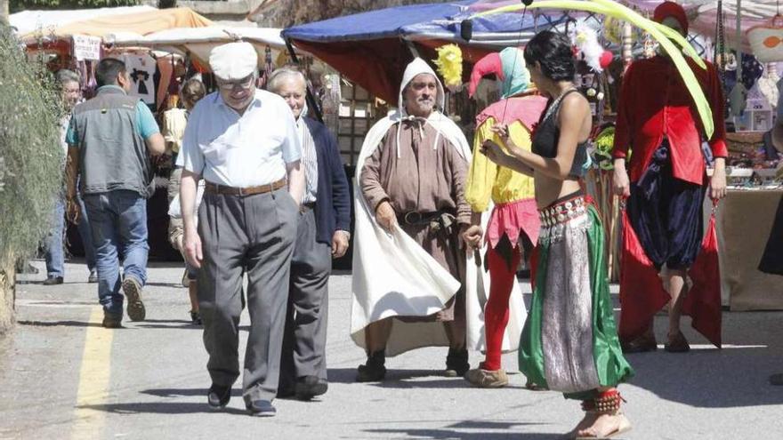 Animación de la Festa Medieval entre el público que acudió al evento en San Martiño. // Santos Álvarez