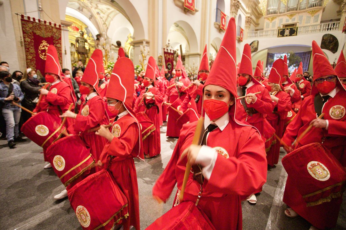 Los 'coloraos' de Murcia celebran el Miércoles Santo en la iglesia del Carmen tras la suspensión de la procesión