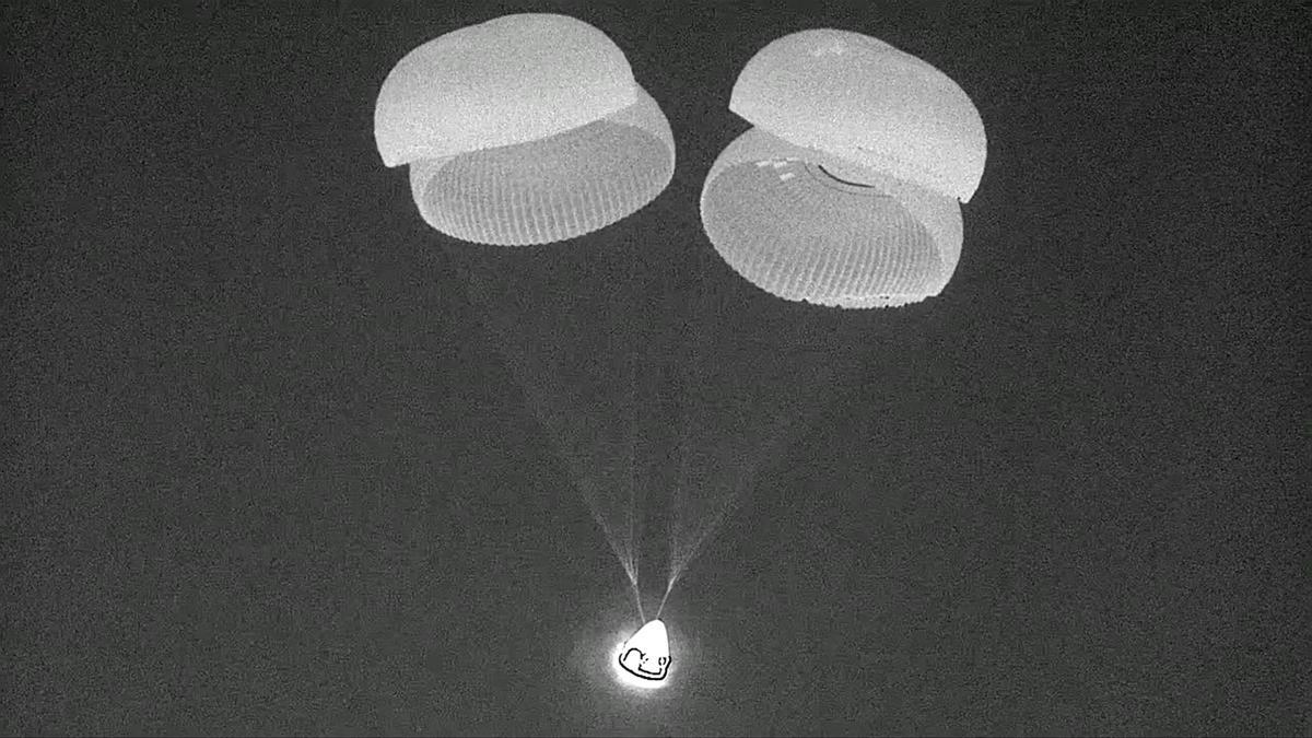 Una imagen de la cápsula Dragon amerizando en aguas de Florida (EEUU).