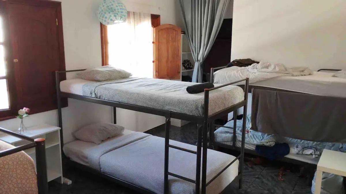 Literas hacinadas en un dormitorio de una casa de alquiler vacacional en Arrecife: "Para huir, absolutamente"