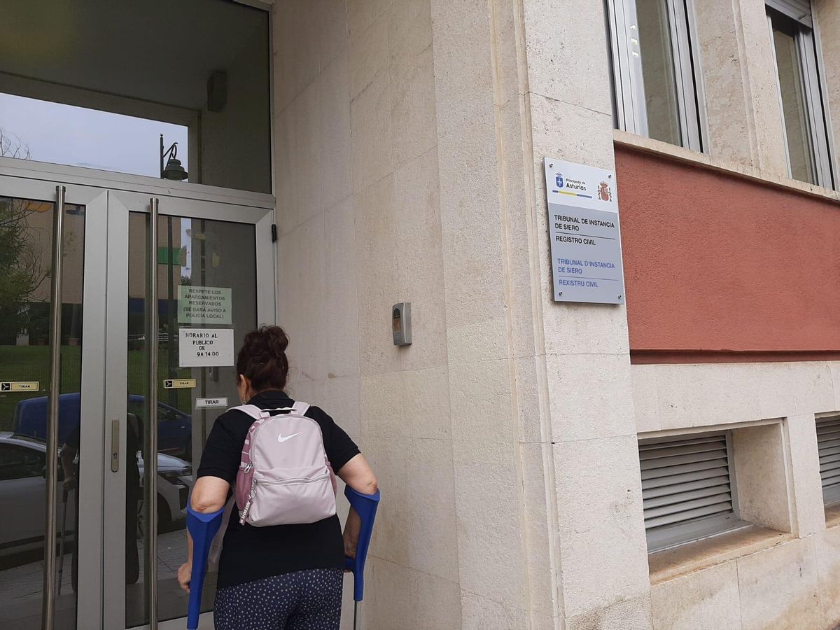 Una mujer entra en los Juzgados de Siero.