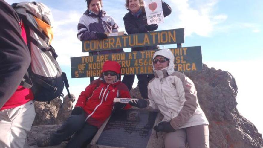 Los miembros del Grupo Vetusta, en la cima del Kilimanjaro con una muestra del «turrón siderúrgico».