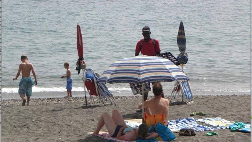 Esta estampa de la playa torroxeña de Ferrara, con un par de sombrillas plegadas para reservar el lugar de baño de dos familias, ya tiene los días contados.