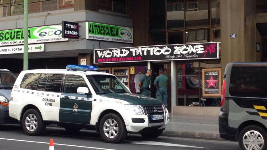 La Guardia Civil requisa tinta de tatuaje ilegal en un comercio de la capital