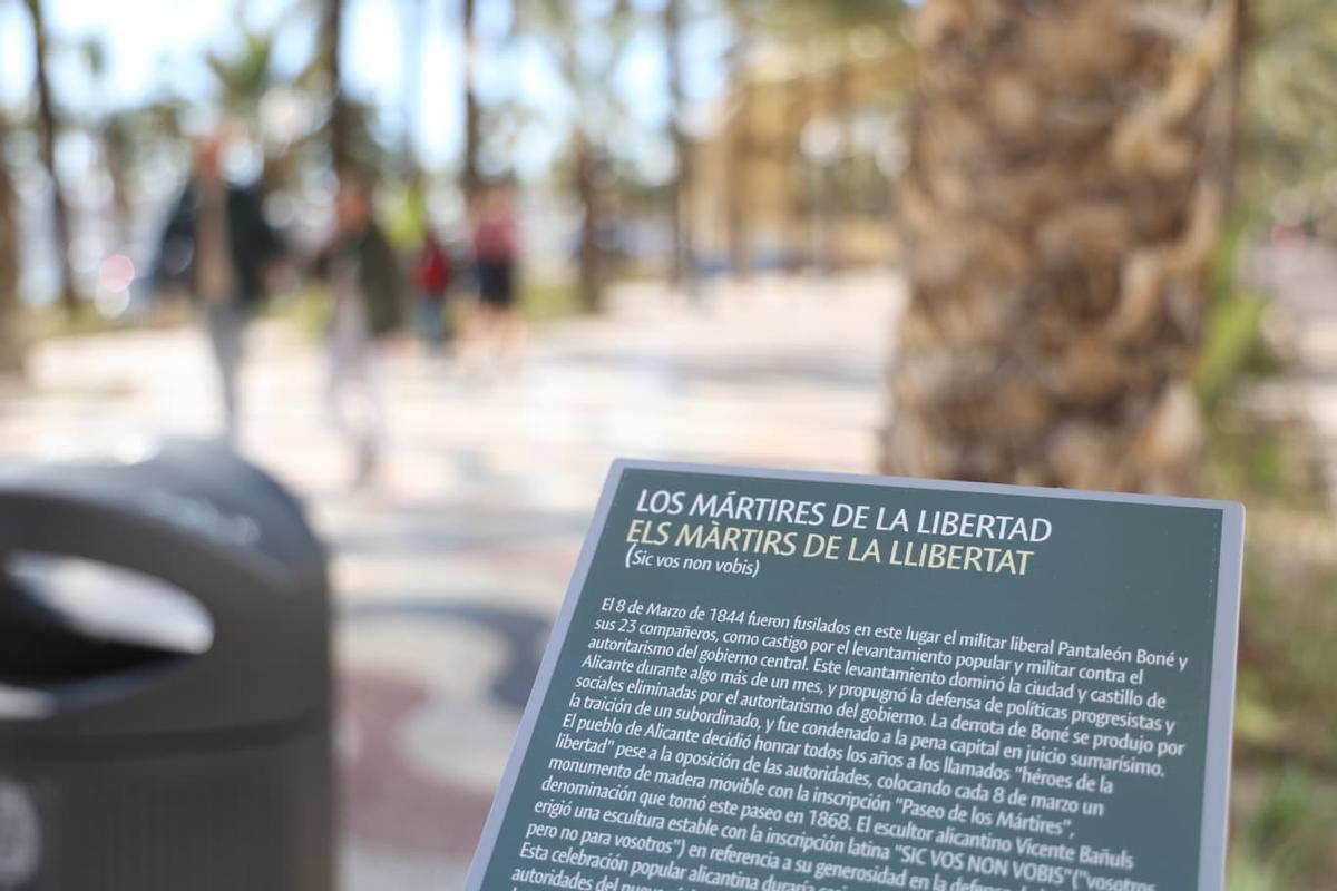 Placa dedicada a los Mártires de la Libertad en la Explanada de Alicante.