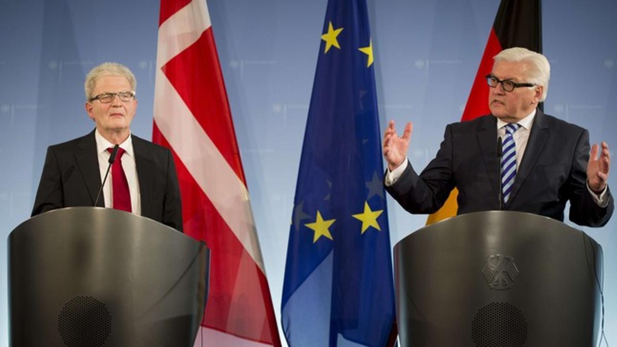 El ministro de Exteriores alemán, Frank-Walter Steinmeier (derecha), junto a su homólogo danés, Holger Nielsen, este jueves en rueda de prensa en Berlín.