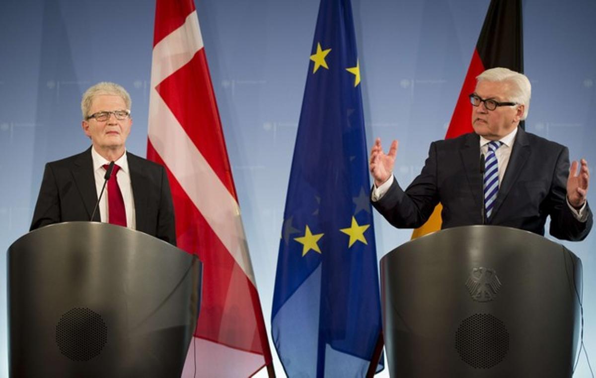 El ministre d’Exteriors alemany, Frank-Walter Steinmeier (dreta), amb el seu homòleg danès, Holger Nielsen, aquest dijous en roda de premsa a Berlín.