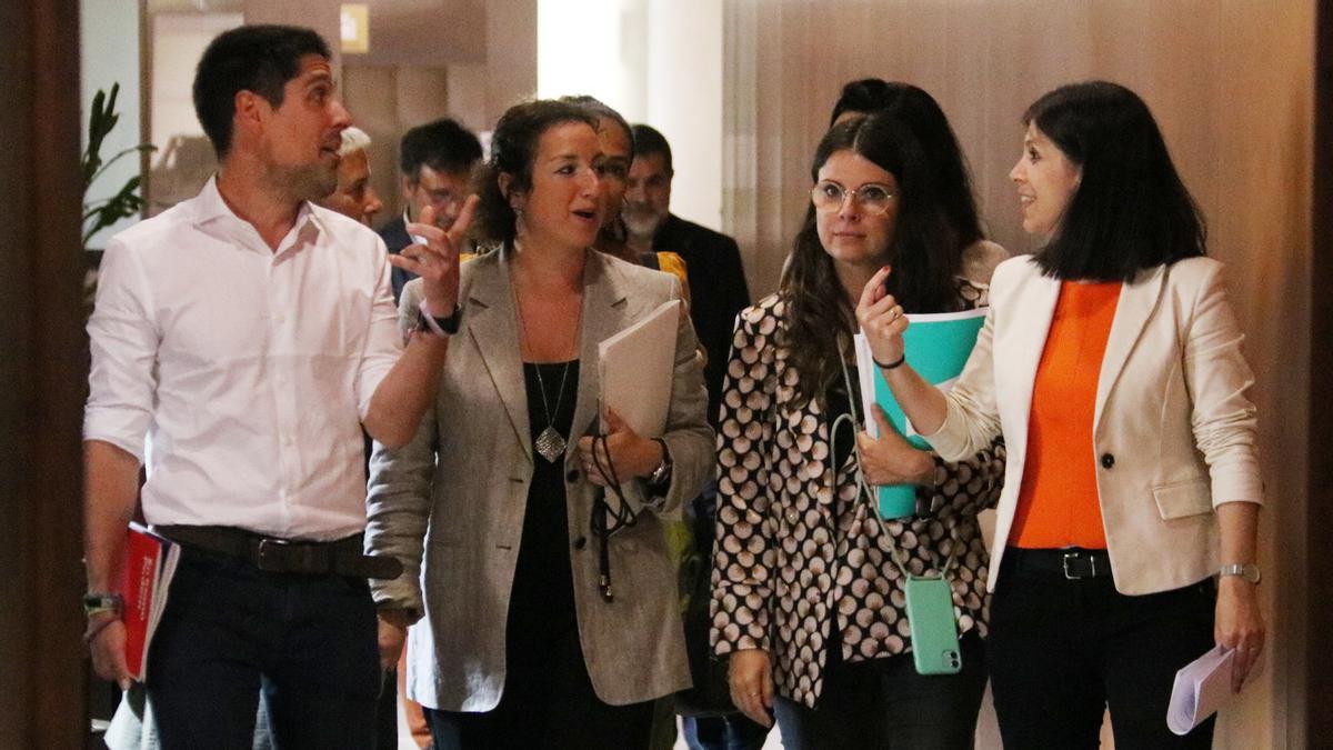 David Cid (ECP), Alícia Romero (PSC), Mònica Sales (JxCat) i Marta Vilalta (ERC) sortint amb un acord pel català després de la darrera reunió