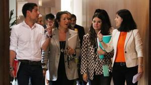 David Cid (ECP), Alícia Romero (PSC), Mònica Sales (JxCat) i Marta Vilalta (ERC) sortint amb un acord pel català després de la darrera reunió