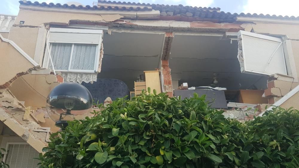 Rescatadas cuatro personas con vida tras el derrumbe de un bungaló en Orihuela Costa
