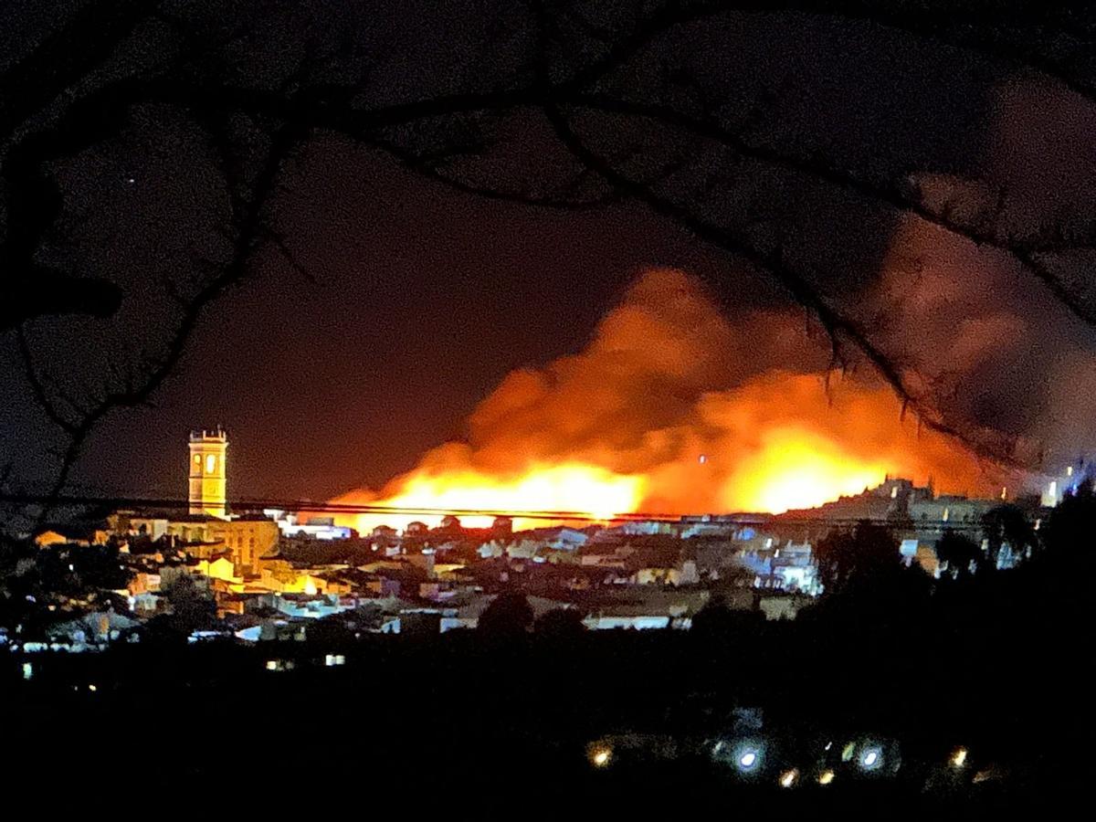 Imagen del incendio de anoche. Las llamas se propagaron con gran rapidez