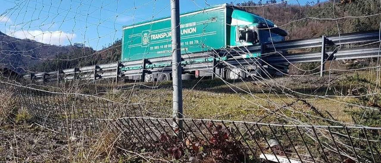 Una valla cinegética rota en el entorno de la Autovía Minera.