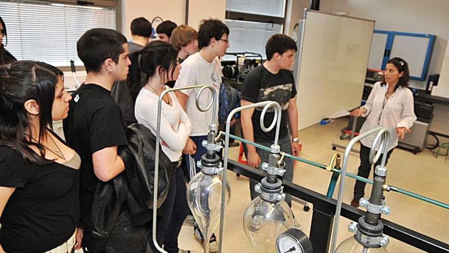 Asun Cámara, durante una visita de alumnos de instituto, antes de la pandemia.