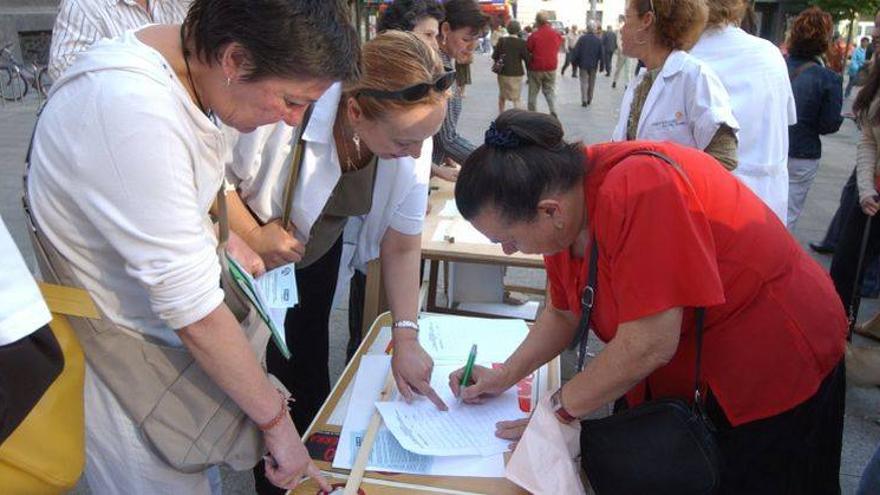 Los servicios sociales asumen un 42% más de casos con la misma plantilla