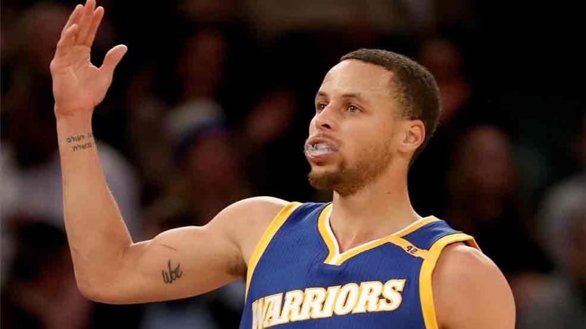 Curry lideró a los Warriors