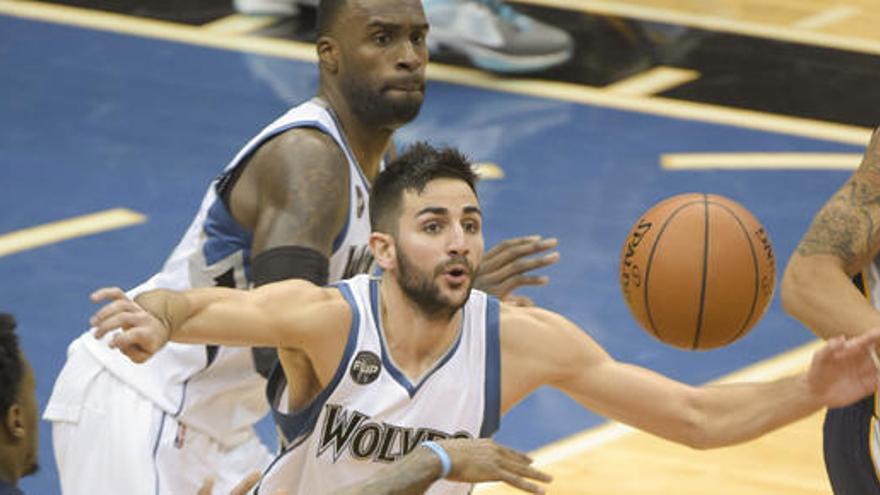 Ricky disputa el balón contra el Memphis Grizzlies