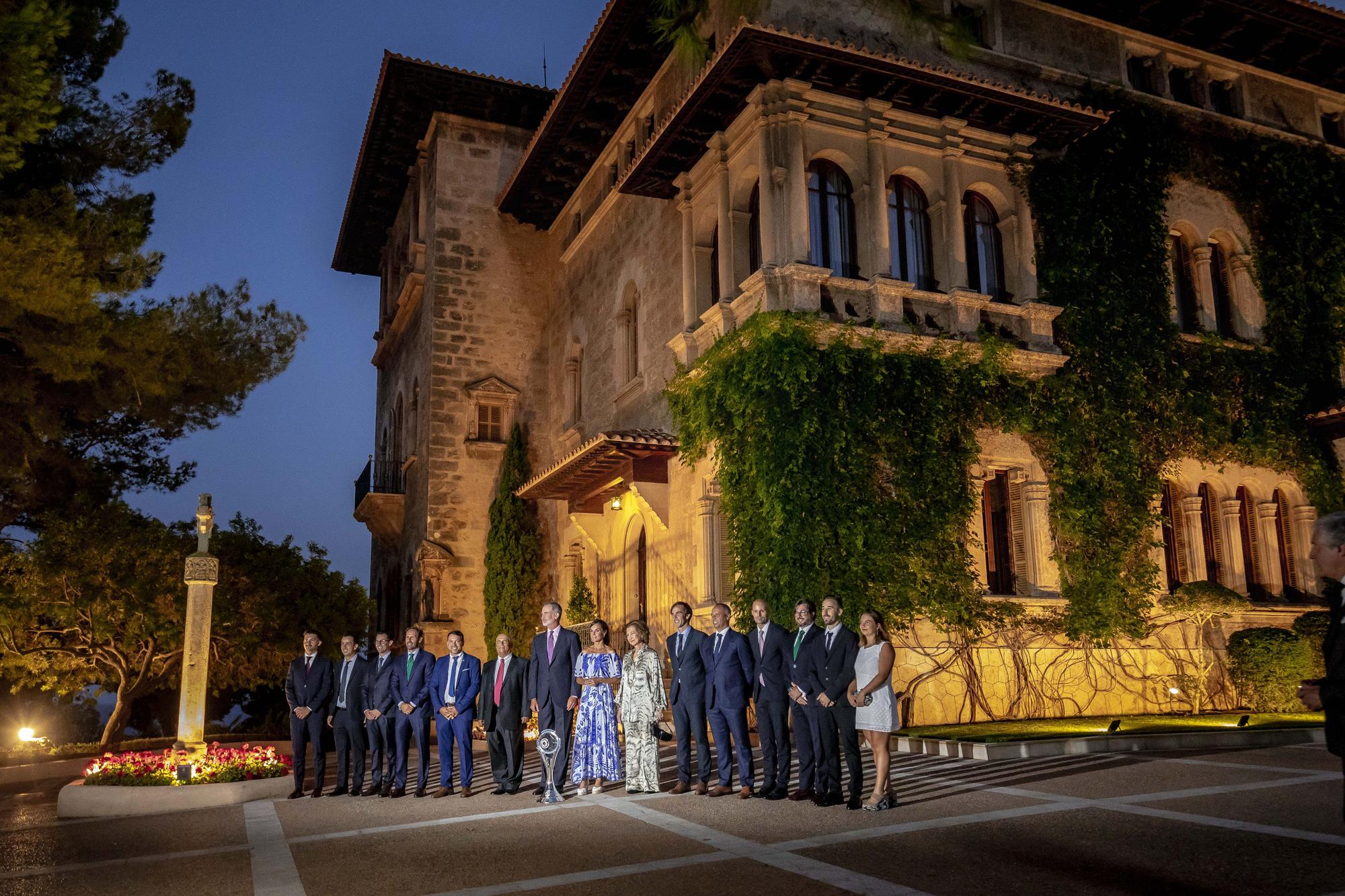 Mira aquí todas las fotos de la visita de los Reyes al Palacio Marivent para recibir a la sociedad balear