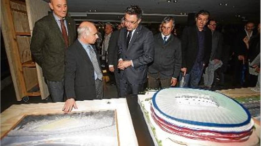 El president del Barça, Josep Maria Bartomeu, visitant l&#039;exposició ahir al vespre a Barcelona.