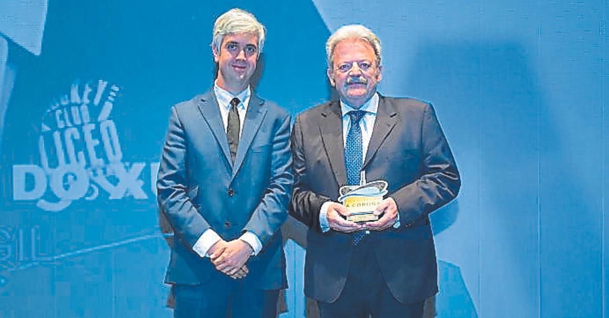 Carlos Gil, a la derecha, junto a Ignacio Prada, director de la Compañía de Tranvías de La Coruña.