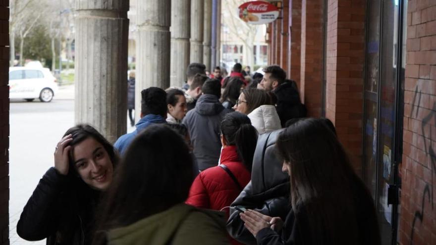 Colas desde primera hora de la mañana para adquirir la entrada.