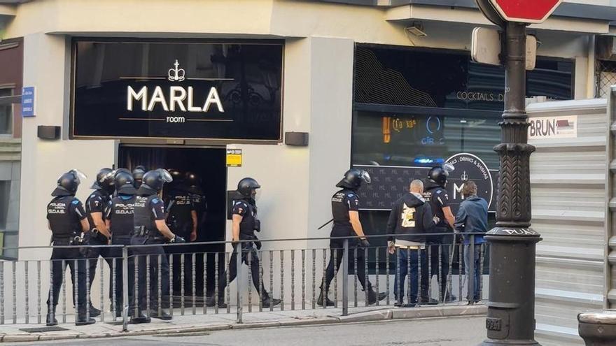 Clausuran el polémico "after" de la calle Covadonga de Oviedo: el Ayuntamiento detectó varias irregularidades