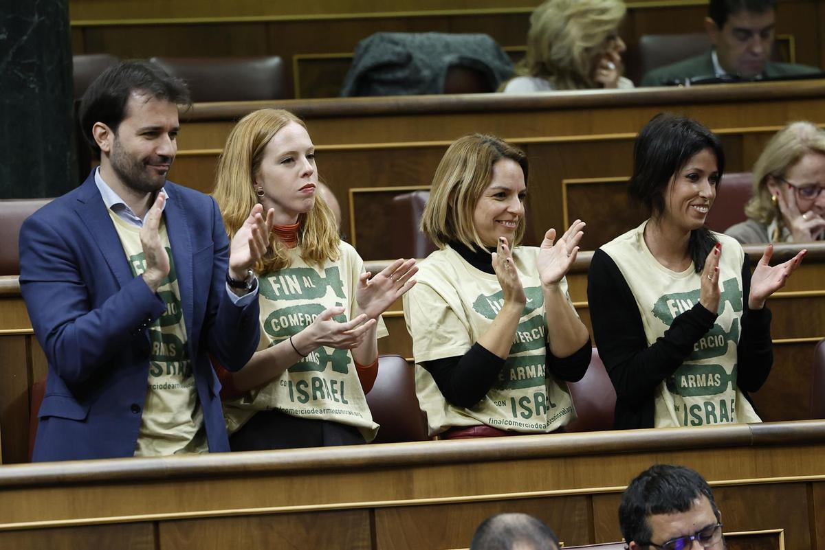 Los diputados de Podemos Javier Sánchez, Lilith Verstrynge, Noemí Santana y Martina Velarde aplauden a Belarra en el Congreso.