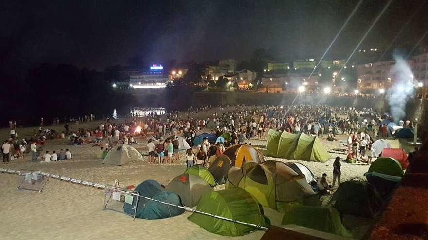 Imagen que presentaba en la madrugada del sábado al domingo la playa de Silgar en Sanxenxo. // G. S.