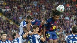 Barcelona. 28.09.2025.  Deportes.  Kounde cabecea el balón a la red para empatar el partido durante el partido de liga entre el FC Barcelona y la Real Sociedad. Fotografía de Jordi Cotrina