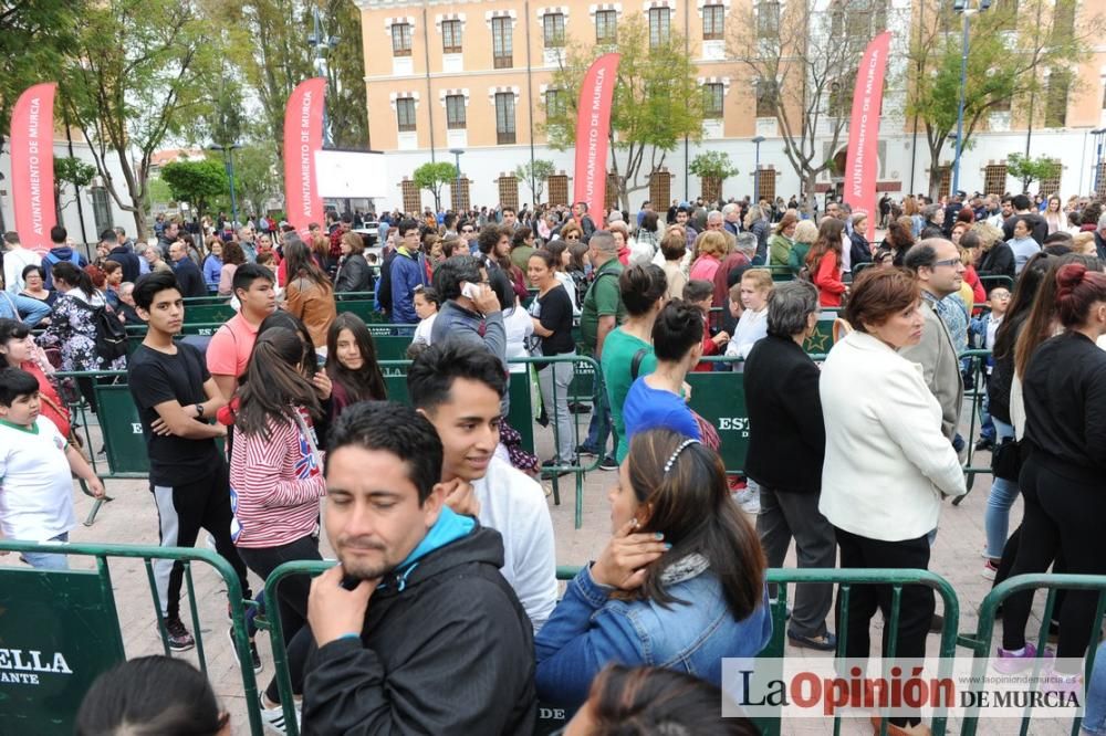 Reparto de pasteles de carne en el Cuartel de Arti