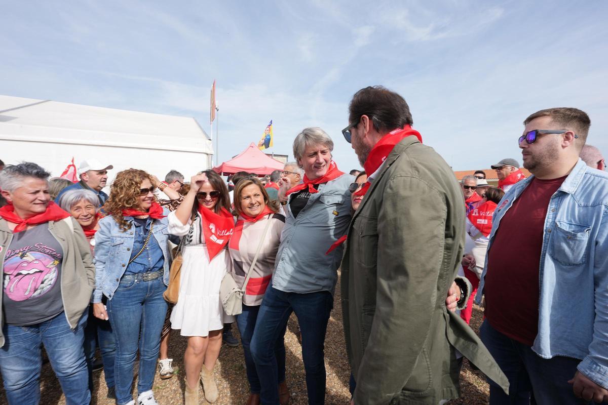 El secretario general del PSOE en CyL, Carlos Martínez, junto al ministro de Transportes, Óscar Puente, en Villalar de los Comuneros este jueves, 23 de abril.