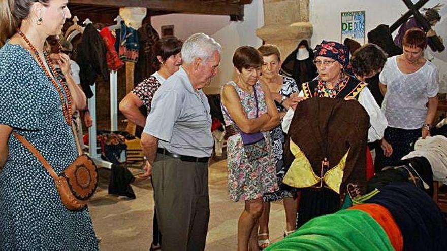 Rafaela Fernández explica los secretos de la indumentaria alistana a los visitantes.