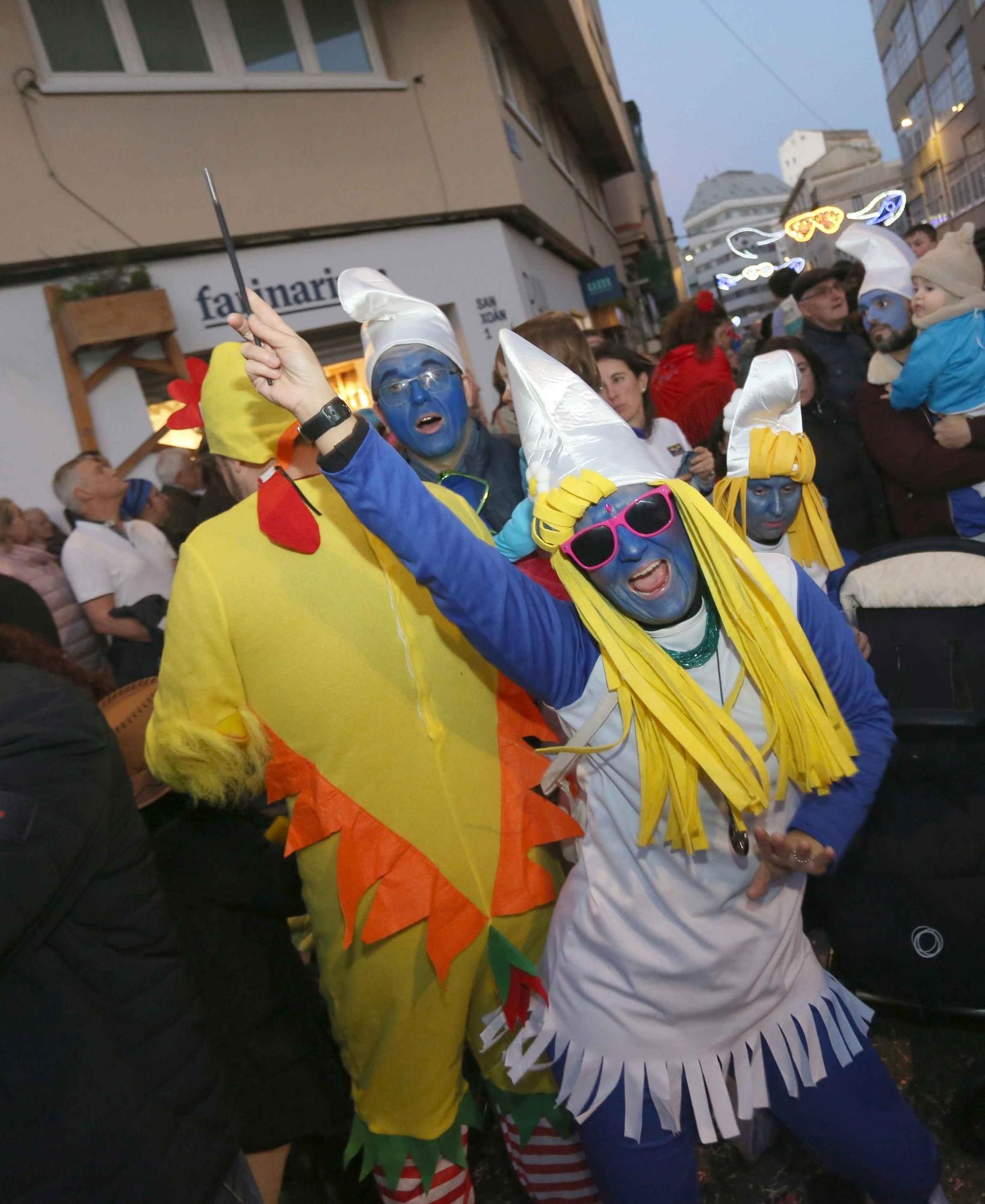 Los choqueiros toman la calle de la Torre con máscaras, música y diversión