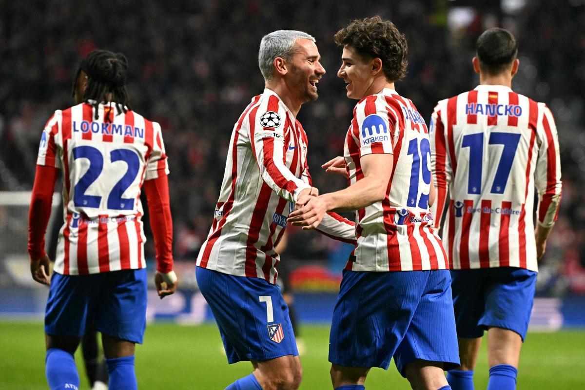 Julián Álvarez y Griezmann celebran uno de los goles del Atlético-Tottenham.