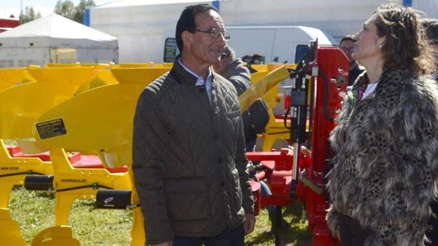 La consejera Milagros Marcos saluda a uno de los asistentes a la Feria de Lerma.