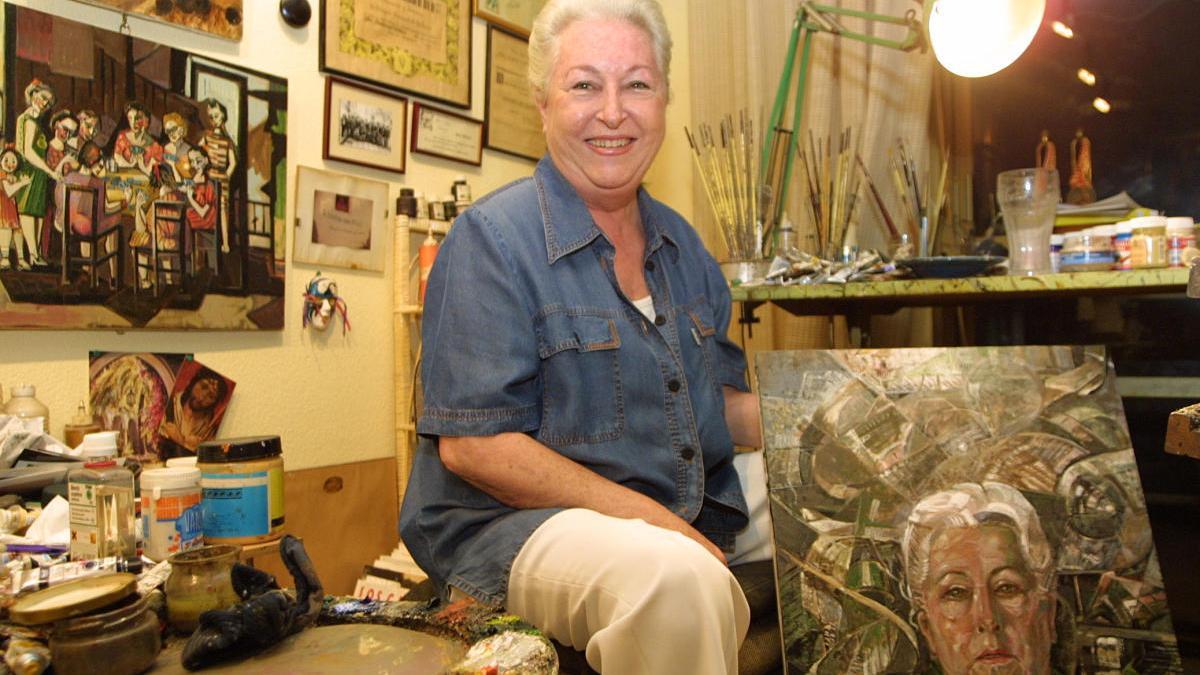 Celia Berrocal, en 2003 en un rincón del estudio de su casa con su autorretrato.