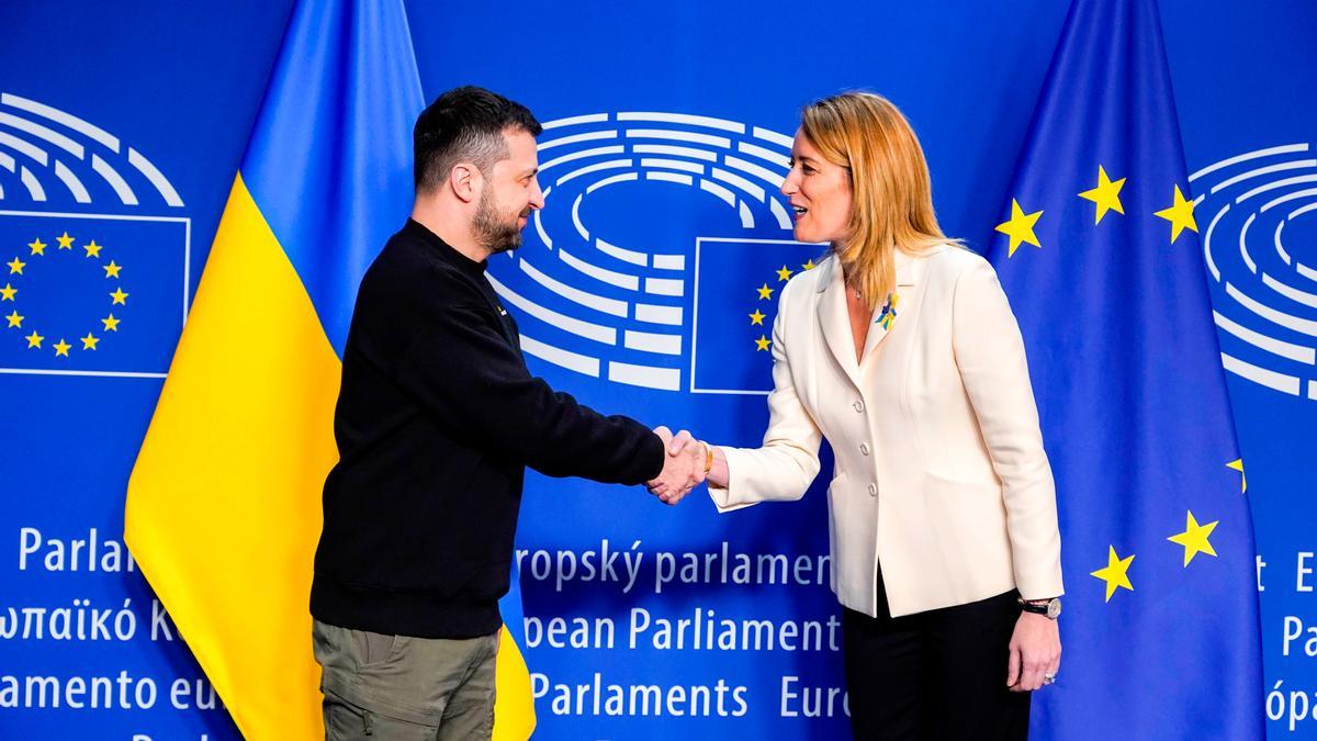 El president d'Ucraïna, Volodímir Zelenski, saluda la presidenta del Parlament Europeu, Roberta Metsola, en la seva primera visita a l'Eurocambra des de l'esclat de la guerra.