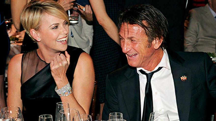 Sean Penn y Charlize Theron, besos y mimos en una gala