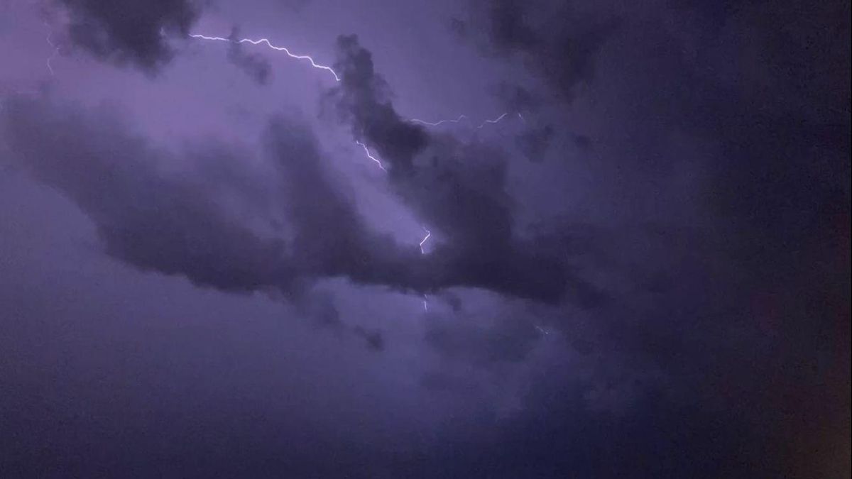 Tormenta con rayos sobre la ciudad de València