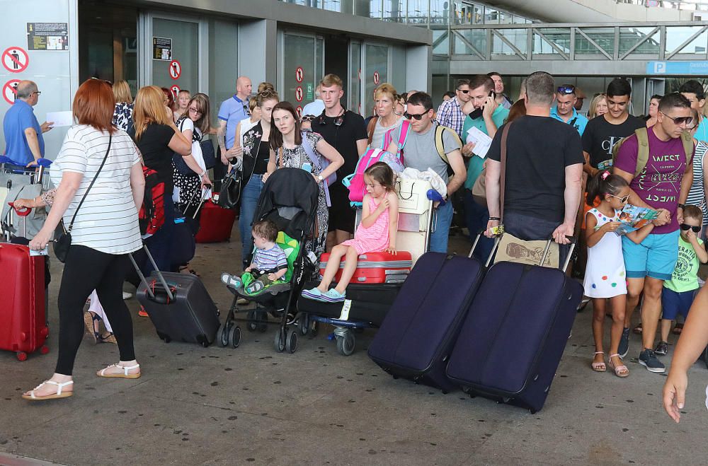 El aeropuerto de la Costa del Sol opera este fin de semana más de 2.000 vuelos que transportan a miles de turistas en el inicio o el fin de sus vacaciones de verano