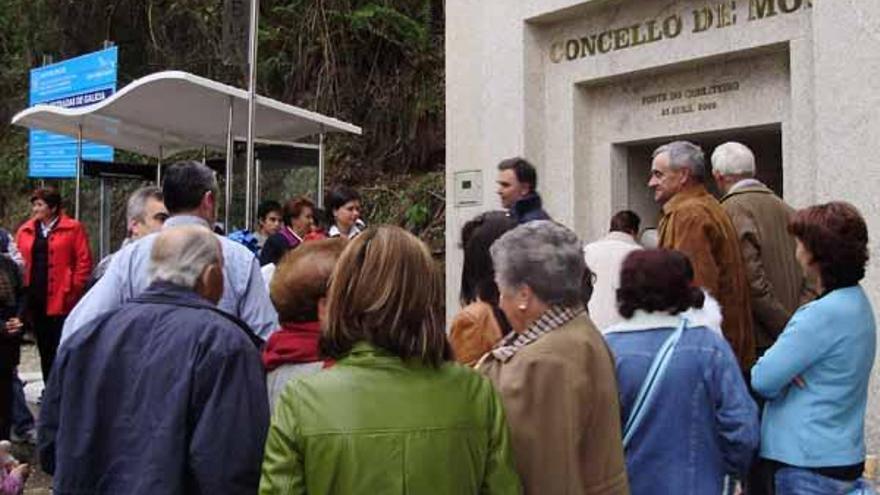 Vecinos de Mos durante la inauguración en Cela.