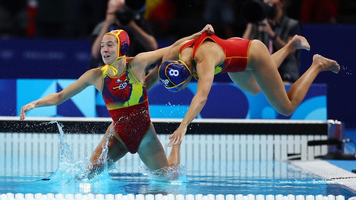 Laura Ester y Pili Peña celebrando el triunfo en la final de waterpolo ante Australia