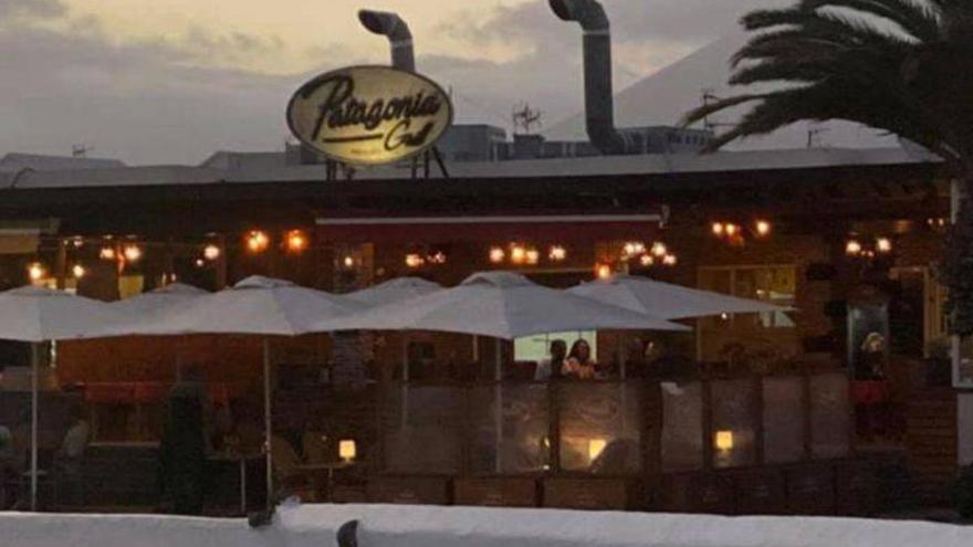 Cerrados tres restaurantes de Playa Honda tras el positivo en Covid de su propietario