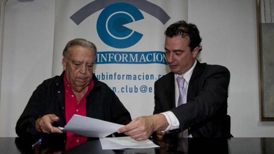 Pedro Ferrándiz y el director del Club INFORMACIÓN, Jordi Navas, ayer durante la firma del acuerdo para la creación del foro.