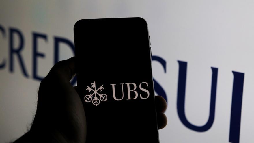 El logo de UBS, delante del de Credit Suisse.