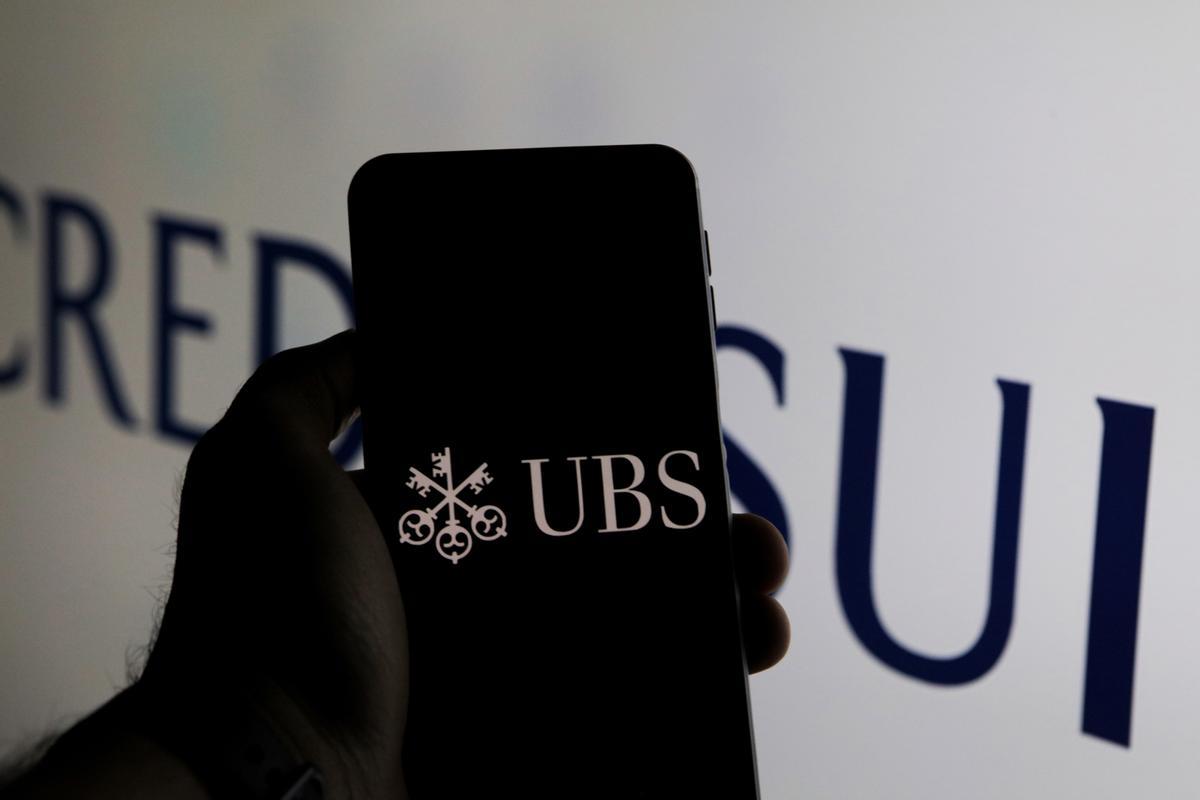 El logo de UBS, delante del de Credit Suisse.