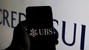 Archivo - 23 March 2023, Turkey, Gaziantep: The logo of the financial services company UBS is seen on the screen of a mobile in front of the logo of Credit Suisse Banks. Photo: Muhammad Ata/IMAGESLIVE via ZUMA Press Wire/dpa